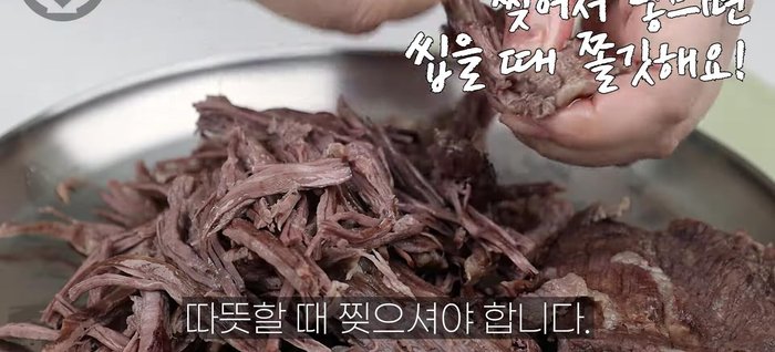 Prepare the anchovy kelp broth: Stir-fry anchovies (intestines removed) for 2-3 minutes until fragrant. Add 1 liter of water, bring to a boil, and skim foam. Reduce heat, simmer for 10 minutes, then add kelp and simmer for another 10 minutes. Strain the broth.