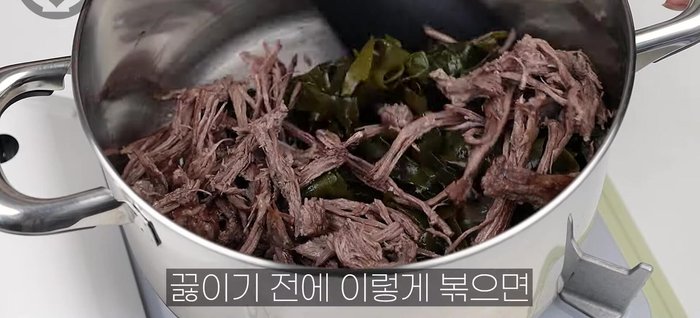 In a pot, add avocado and sesame oil. Stir-fry the seaweed and cooked beef for 1-2 minutes. Add the prepared beef and anchovy kelp broths. Bring to a boil, then add soy sauce and tuna.