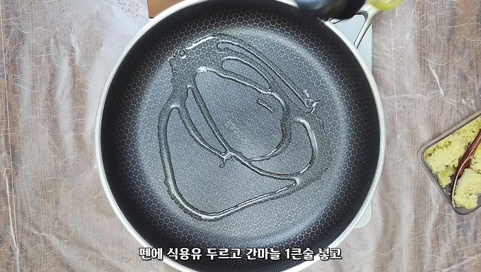 Pour cooking oil into a pan, add 1 tablespoon of salt, and stir-fry until lightly golden brown to remove any fishy smell. Stir-fry the pork until slightly browned.