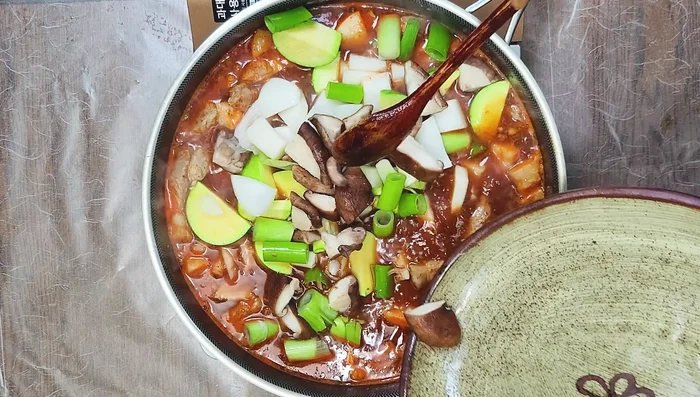 Cook until the radish becomes transparent. Close the lid and boil.