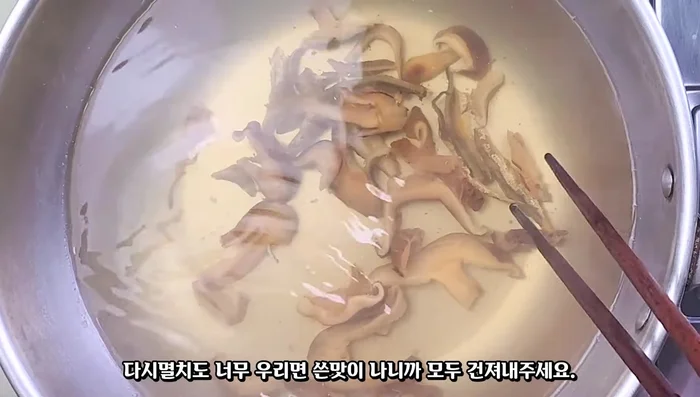 Remove kelp from broth. Add kimchi and simmer for 1 minute.