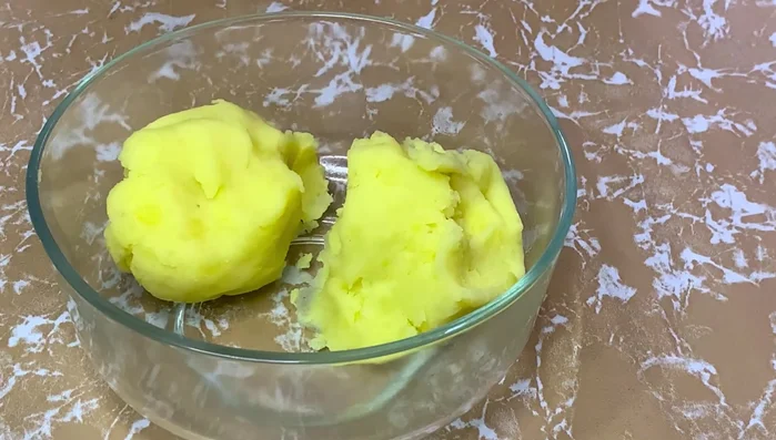Divide the mashed potatoes into two parts. Mix one part with 3 tablespoons of corn flour and a little salt.