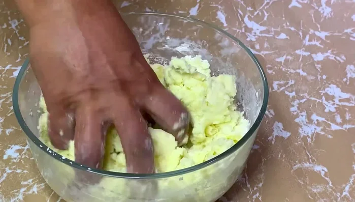 Add 3 tablespoons of oil to the potato-corn flour mixture and mix well. Knead the dough until smooth. If it's still lumpy, refrigerate for 10-15 minutes and knead again.