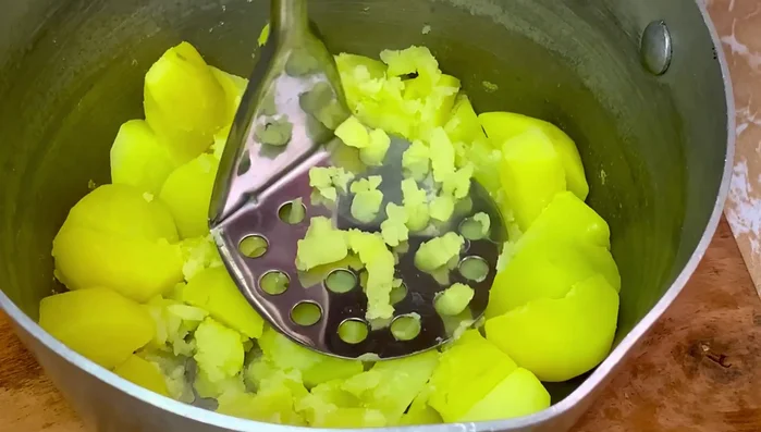 Bring a pot of water to a boil with 1 tablespoon of vinegar and 1 tablespoon of oil. Add the potato noodle pieces and cook until they float to the surface.