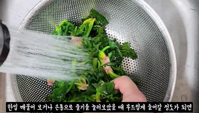 Cool and Tear: Remove the blanched scallions from the pot and immediately place in cold water to stop the cooking process. Tear large scallions into bite-sized pieces.