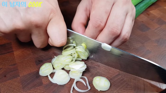 Chop green onions into small pieces and prepare 1 cup (200ml). Set aside a little for garnish.