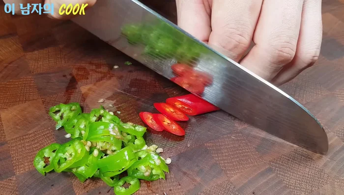 Chop green and red chili peppers into small pieces.