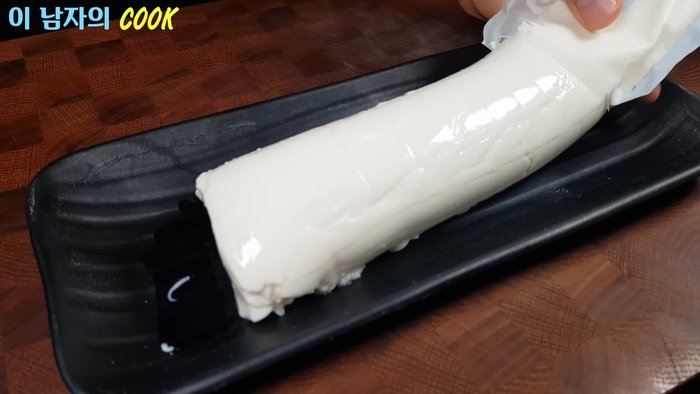 Prepare a pack of soft tofu. Cut into 3-4cm pieces and drain some water.
