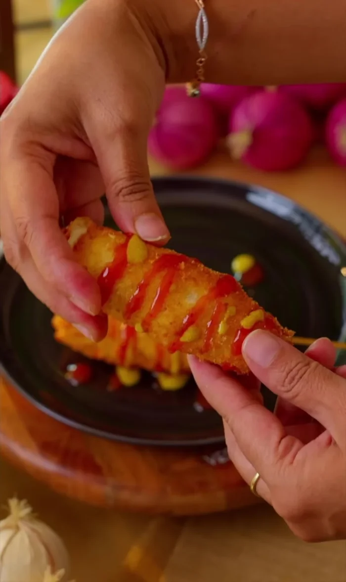 Serve: Serve hot with tomato ketchup and mustard sauce.