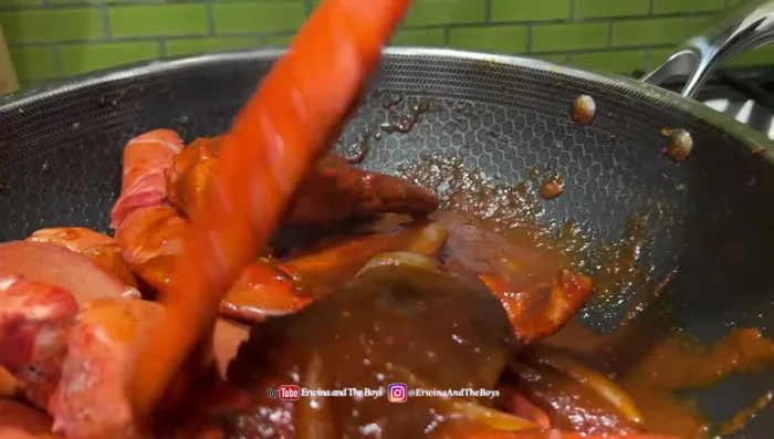 Add the cooked lobster to the sauce and coat it thoroughly.