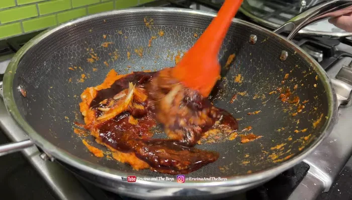 Pour in the reserved lobster cooking liquid, mix everything together, and add sugar, seasoning powder, and salt to balance the flavors.