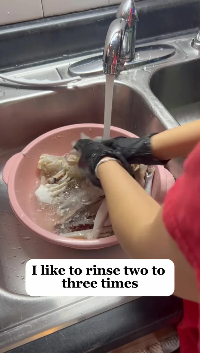 Rinse the crabs three times with salt water and brush them thoroughly with a crab brush.