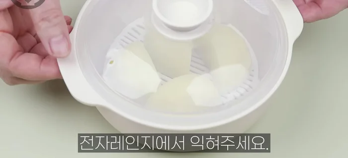 Prepare the seasoning: Cook potatoes (steamed or microwaved). Grind the garlic, ginger, potatoes, red peppers, and water in a blender.