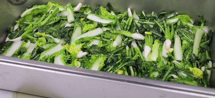 Rinse the pickled vegetables once and drain thoroughly.
