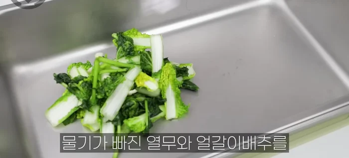 Add the green onions to the drained vegetables. Gently squeeze out excess water from the vegetables.
