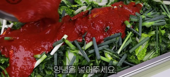 Add the seasoning to the vegetables and mix well.