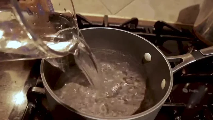 In a pot, add 2 cups of water for each broth packet. Bring to a boil over medium-high heat.