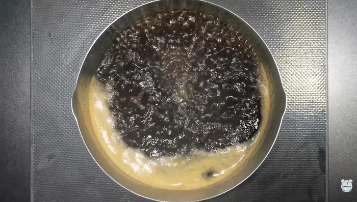 Turn off the heat, add kasaobushi, refrigerate, and then strain (25.68).
