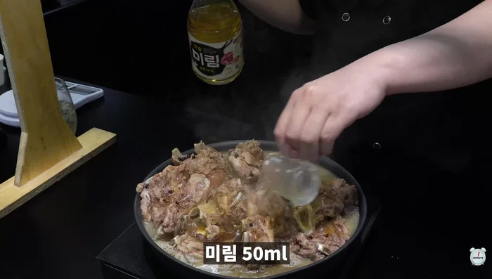 Add the broth in which the meat was boiled (soy sauce, starch syrup, mirin, sugar, beef dashi, minced garlic, and soybean paste).