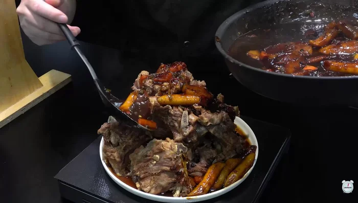 Pour the sauce over the bones and sprinkle with sesame seeds.