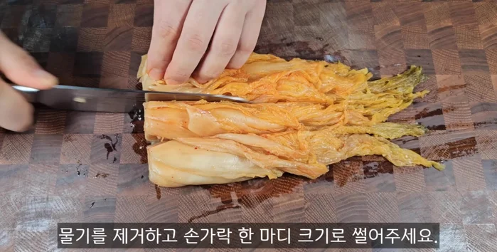 Squeeze out excess water from the washed kimchi and cut it into bite-sized pieces.
