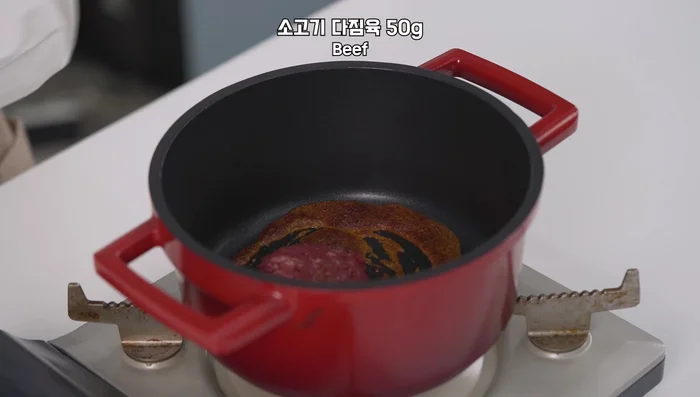 Add minced beef and cheongju to the chili oil, stir-fry until cooked.