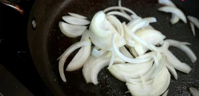 Stir-fry onions: Heat the pan again to medium-high. Add sliced onions and a pinch of salt, stir-fry for about 30 seconds. (341.16)