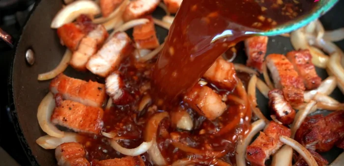 Reduce the sauce: Turn the heat to high and let the sauce reduce for about 30 seconds until slightly sticky. (382.919)