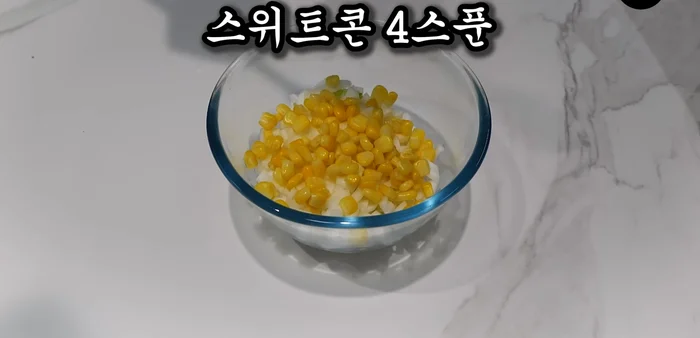 Mix the chopped onions and heads with 4 tablespoons of sweet corn, 4 tablespoons of mayonnaise, and 1 tablespoon of sugar.