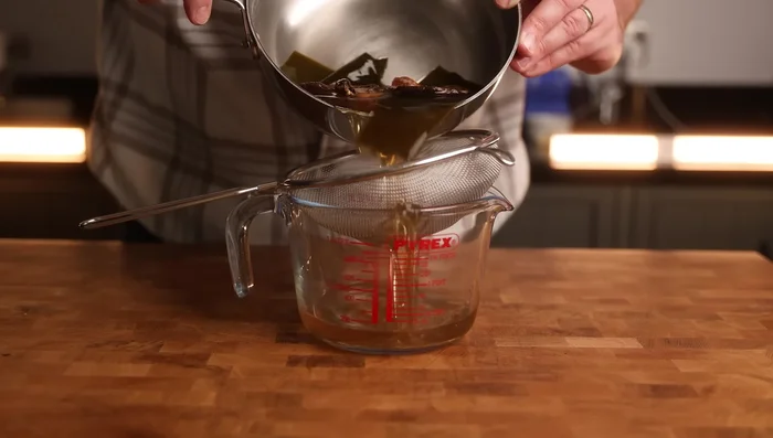 Strain the cooled stock, reserving 200-250g.