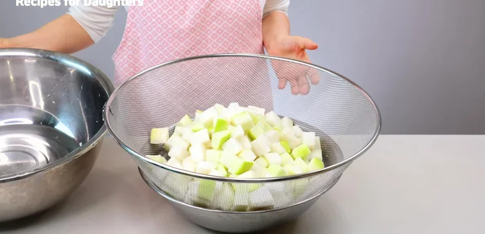Drain the water from the radish and add red pepper powder. Mix well and let it sit for 5 minutes.