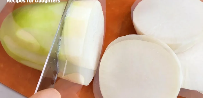 Cut the radish into 2-2.5 cm cubes.