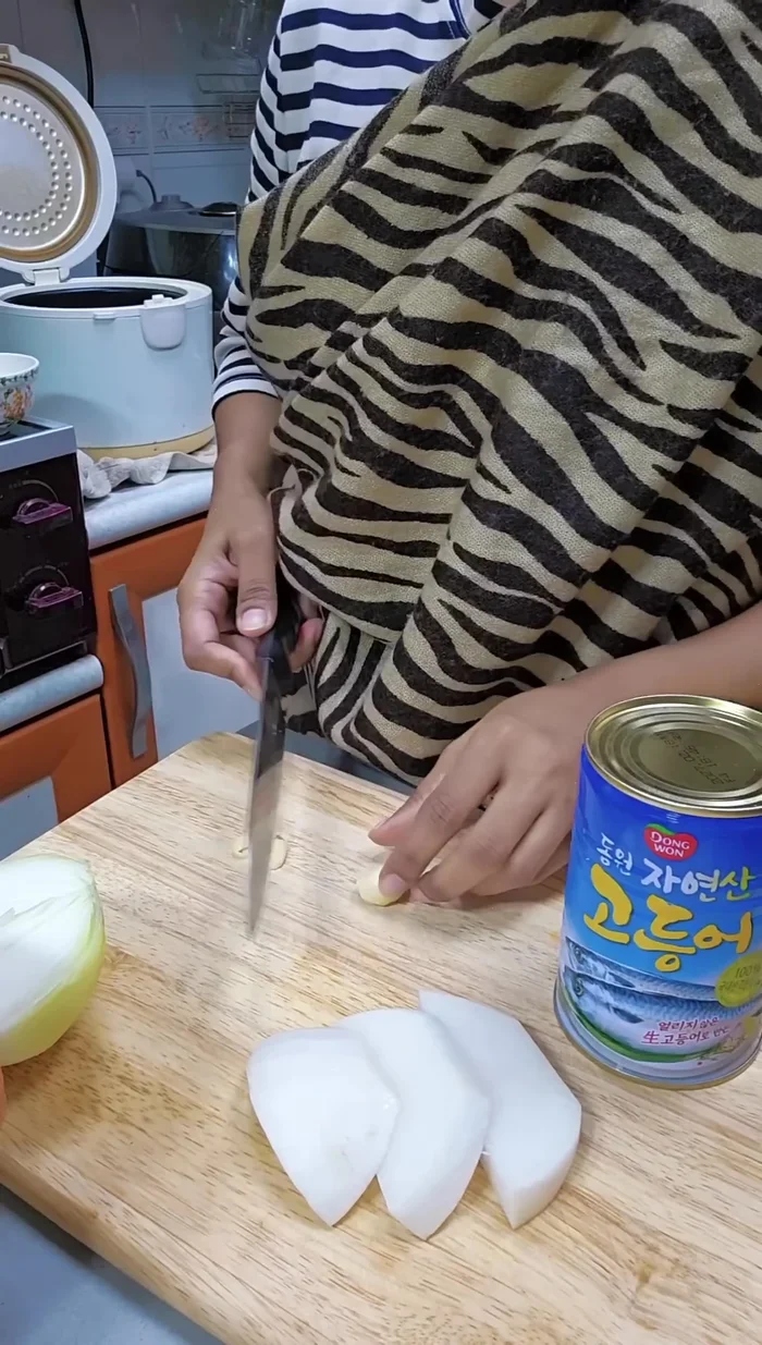 Prepare the ingredients: Chop the radish, onion, garlic, and green onion.