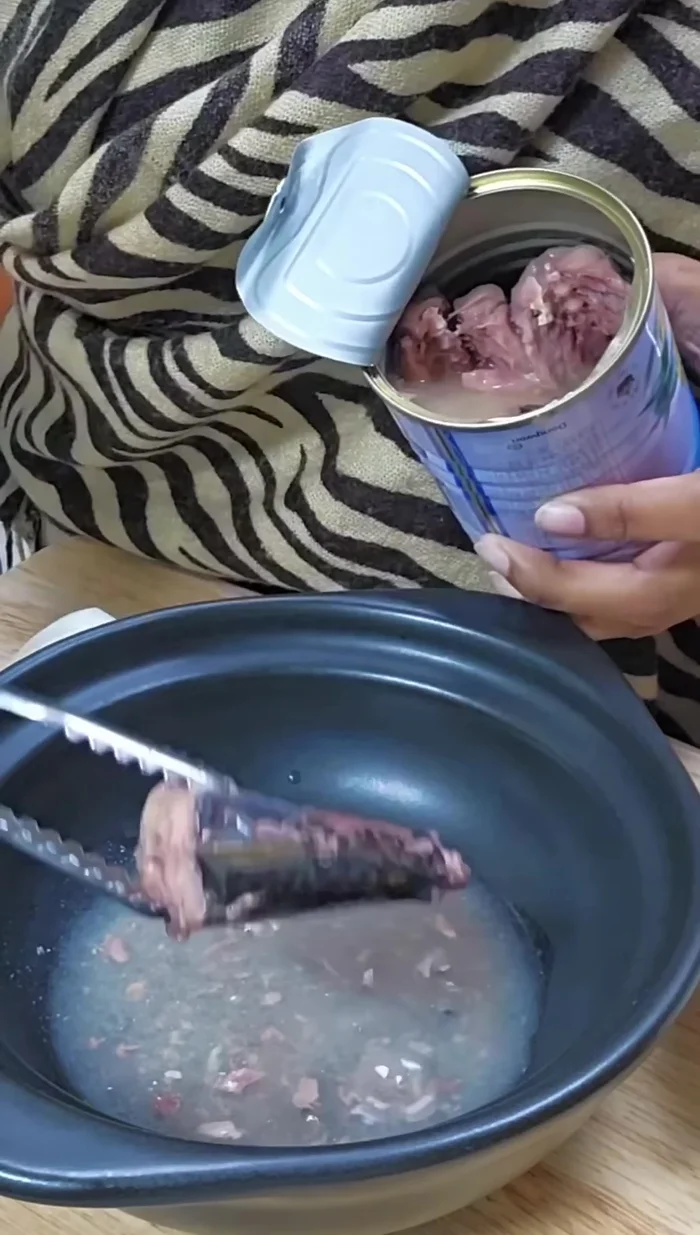 Add the fish to the clay pot with a little water.