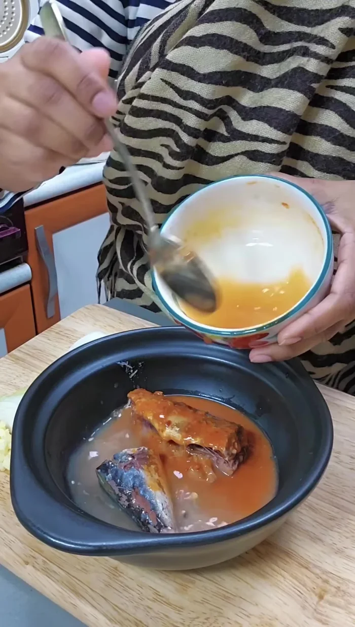 Pour the sauce over the fish.