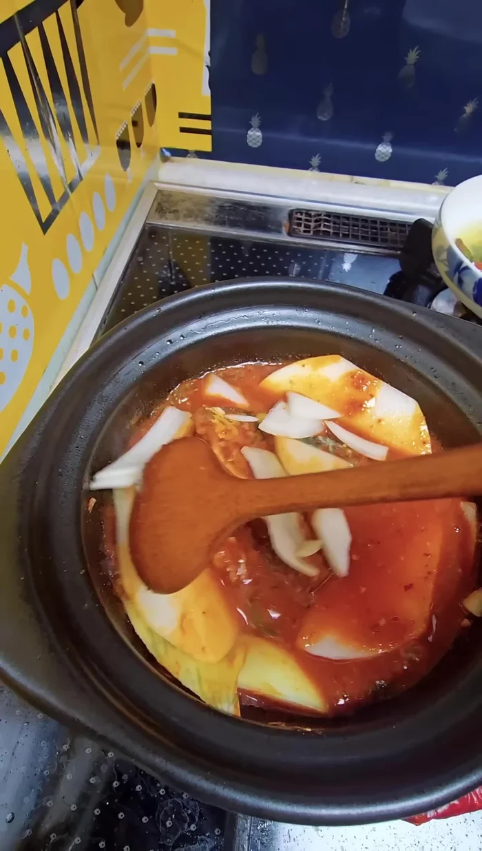 Cover the pot and simmer over low heat until the radish softens.