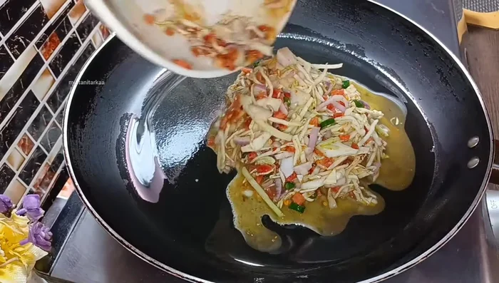 Pour the vegetable-egg mixture into the pan and spread it thinly.