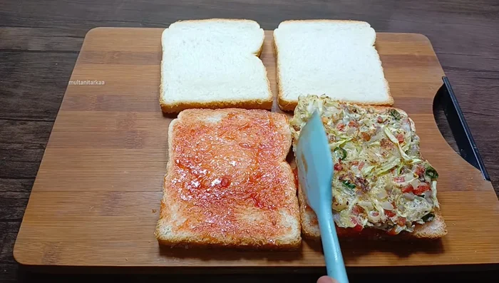 Place an omelette slice on each bread slice, top with mayonnaise, and cover with another bread slice to make sandwiches.