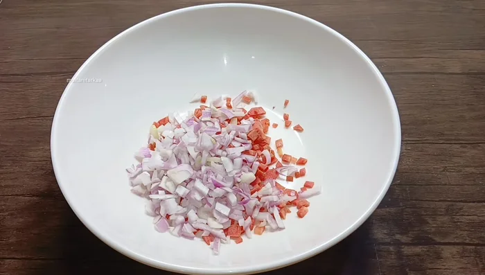 In a bowl, combine chopped vegetables, eggs, salt, crushed red chili powder, and black pepper powder. Mix well.