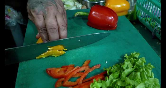 Cut the remaining vegetables thinly, like for chow mein.