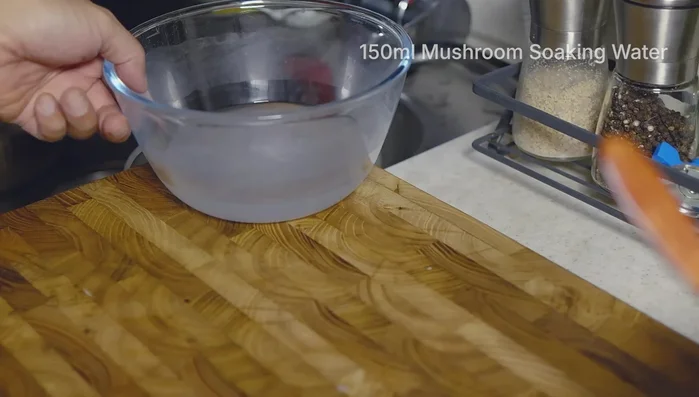 Fill the container that soaked the mushrooms with water again and add the water used to soak the rice. Simmer over medium-low heat for 15-20 minutes, stirring occasionally to prevent sticking.