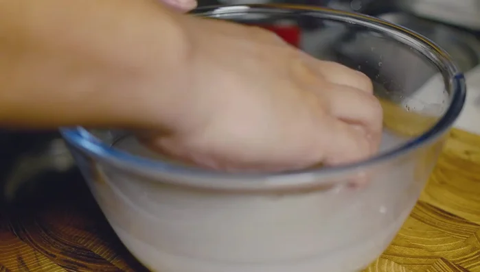 Rinse the rice two to three times with clean water and soak in cold water for 30 minutes.