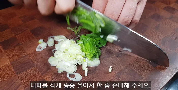 Finely chop green onions and carrots. Prepare a generous amount of green onions and a small amount of carrots, chopped finely.