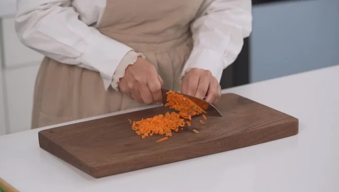 Thinly slice carrots, onions, and garlic. Finely chop the green part of the green onions.