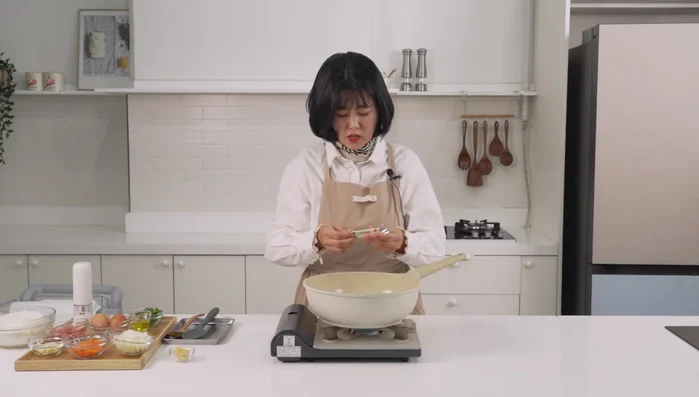 Melt butter in a hot pan. Add garlic, onion, and carrots; stir-fry until slightly cooked.