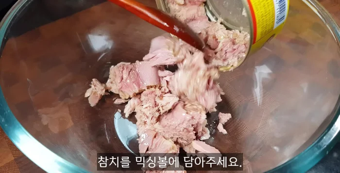 Transfer the drained tuna to a mixing bowl.