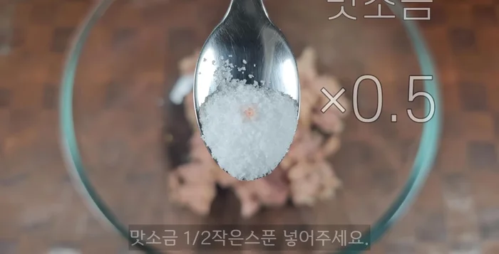 Add seasoning salt (1/2 teaspoon), red pepper powder (1/2 teaspoon), sesame oil (1 tablespoon), and sesame seeds (1 tablespoon).