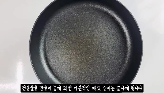 Heat 2 tbsp cooking oil in a pan, stir-fry white parts of green onion and minced garlic until fragrant.