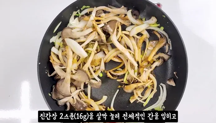Add soy sauce, oyster sauce, and Cheongyang pepper mirin. Add the kelp and mushroom broth. Add salt.