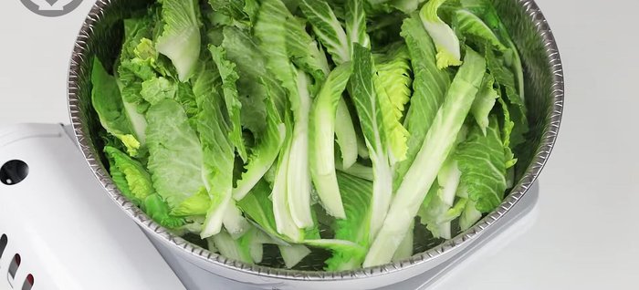 Blanch spring dong in salted boiling water for 3 minutes to soften the stems. Soak in cold water and squeeze to remove moisture.